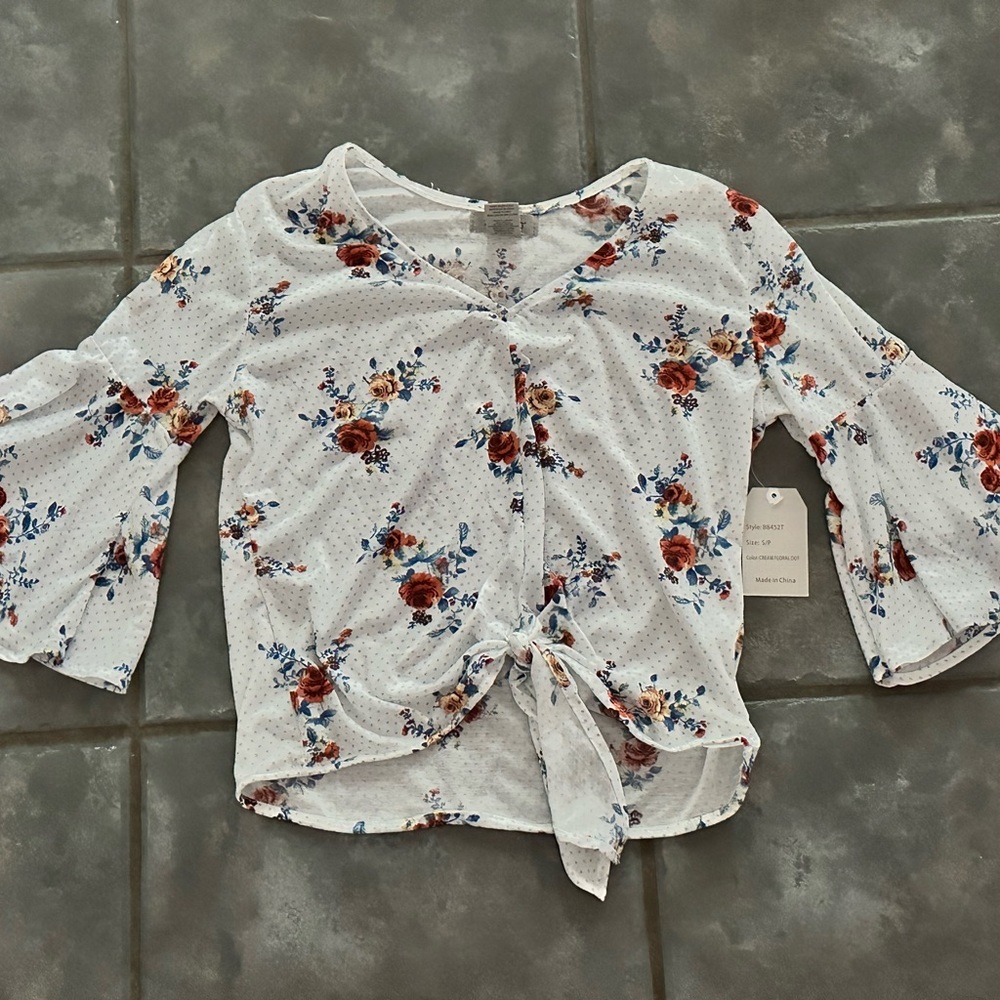 Short crop top 3/4 sleeves brand new with tag